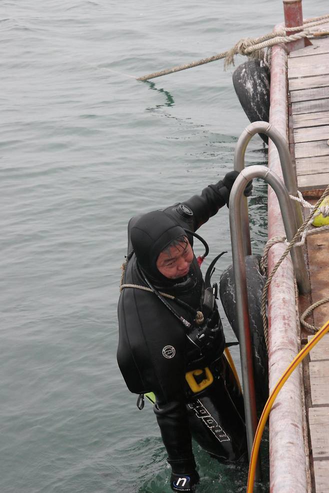 수중 발굴을 하고 바다에서 나오는 양순석 국립해양유산연구소 팀장. 그는 “바닷속 상황에 대한 정보가 부족할수록 후배들보다 앞장서서 탐사에 뛰어들게 된다”고 했다. 양순석 팀장·국립해양유산연구소 제공