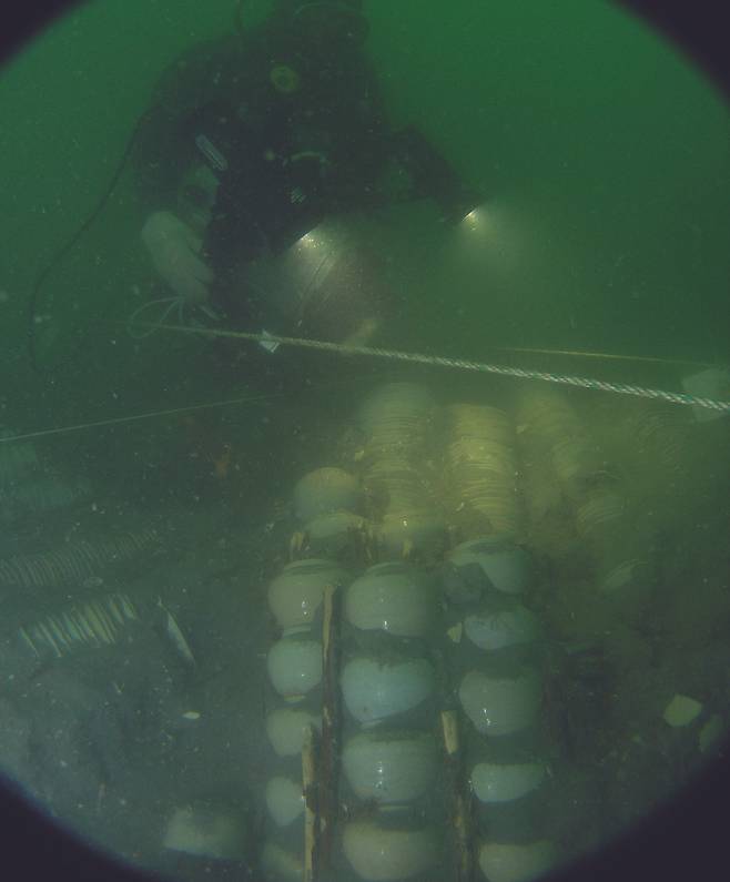 2007년 충남 태안 해역에서 확인된 ‘태안선’ 유물 발굴 현장. 12세기 고려청자 2만여 점과 글자가 적힌 나무 조각, 사람 뼈 등을 포함해 유물 총 2만3800여 점이 나왔다. 양순석 팀장·국립해양유산연구소 제공