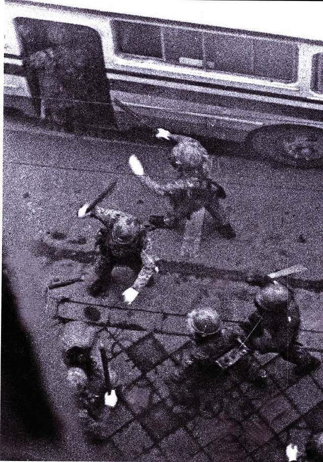 1980년 5월 20일경 아오이 가쓰오 전 아사히신문 사진기자는 광주에서 계엄군이 시민을 폭행하고 승객을 끌어내기 위해 버스에 탑승하는 장면을 촬영했다.
5·18기념재단 제공