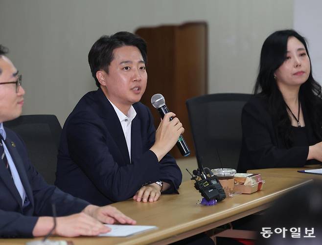 15일 대한초등교사협회 주최 정책 간담회에 참석한 개혁신당 이준석 대선 후보(가운데). 
장승윤 기자 tomato99@donga.com