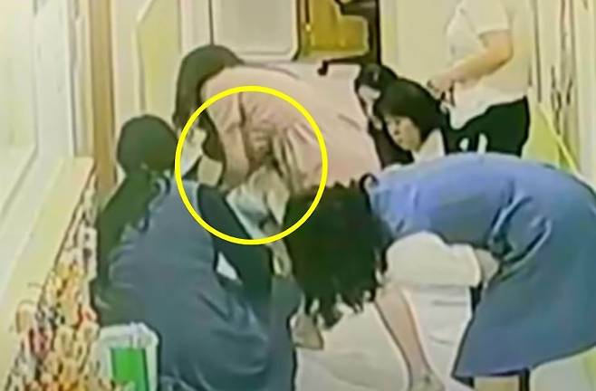 기도에 이물질이 걸려 숨을 제대로 쉬지 못하는 아기에게 하임리히법을 시행하는 어린이집 원장. 채널A