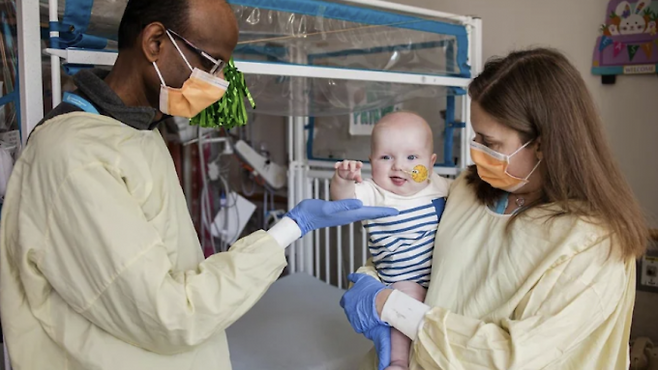 미국 펜실베니아대 의과대 연구팀은 개인 맞춤형 유전자 가위 기술로 유전 질환을 가지고 태어난 아기(가운데)를 성공적으로 치료했다. 필라델피아병원 제공