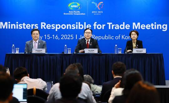 정인교 산업통상자원부 통상교섭본부장은 16일 아시아태평양경제협력체(APEC) 통상장관회의 제주국제컨벤션센터(ICC) 기자회견장에서 APEC 결과 관련 브리핑을 열었다. 산업통상자원부 제공
