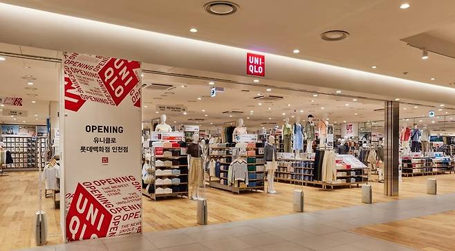 유니클로 롯데백화점 인천점 매장 입구