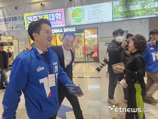 김상욱 무소속 의원이 16일 전북 익산시 익산역 맞이방에서 이재명 더불어민주당 후보 유세가 열리는 익산역 동부광장으로 이동하며 전용기 민주당 의원과 어깨동무를 하고 있다. 사진(익산)=최기창 기자