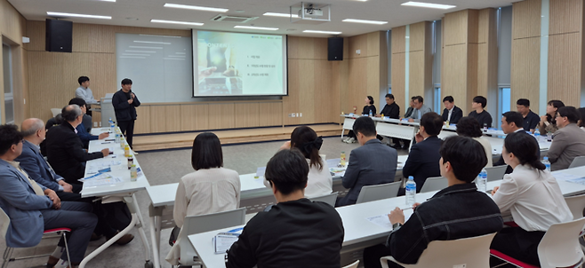 조용준 KIRO농업로봇자동화연구센터장이 성과를 발표하고 있다