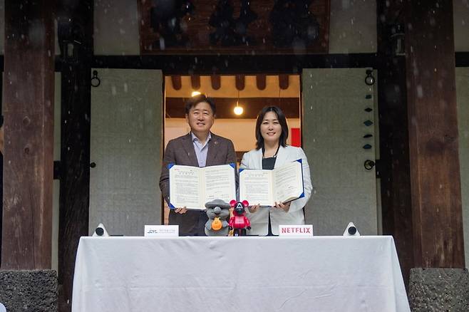 (왼쪽부터) 오영훈 제주특별자치도지사와 김민영 넷플릭스 아시아 태평양 지역(인도 제외) 콘텐츠 VP가 기념 촬영을 하고 있다.