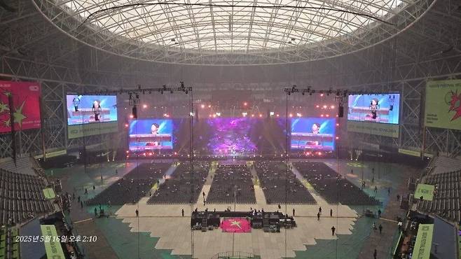 17473853851604.webp.ren.jpg 고척돔 사상 역대급 메가텅텅콘 등장