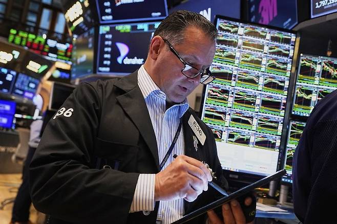 뉴욕 증시가 15일(현지시간) 다우존스산업평균 반등에도 불구하고 나스닥이 하락하면서 혼조세를 이어갔다. 이날 M7 빅테크는 마이크로소프트(MS)만 소폭 상승했을 뿐 모두 떨어지며 숨 고르기에 들어갔다. AP 연합