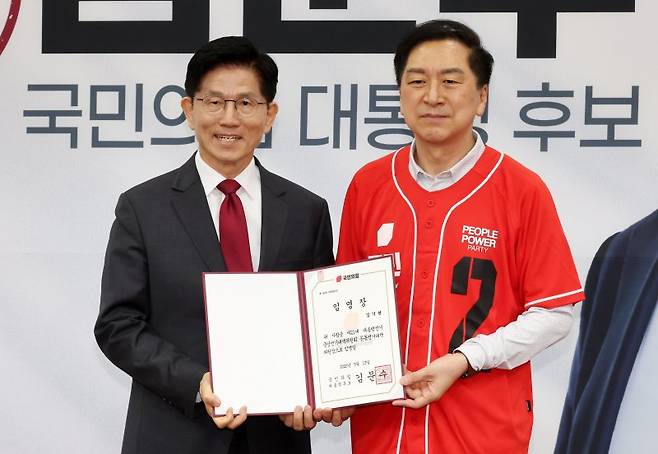 김문수(왼쪽) 국민의힘 대선후보가 지난 15일 오전 서울 여의도 국회에서 열린 중앙선대위 회의 및 중앙선대위 임명장 수여식에서 김기현 의원에게 공동선대위원장 임명장을 수여한 뒤 기념촬영하고 있다. /사진=뉴시스화상