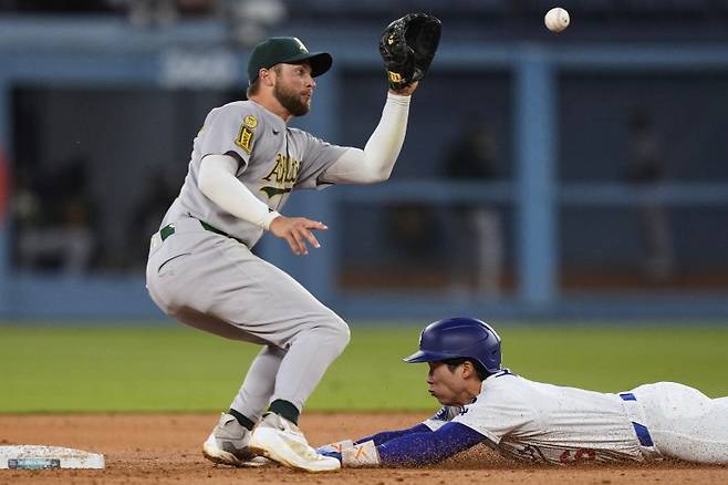 LA 다저스의 김혜성(오른쪽)이 15일(현지 시간) 미 캘리포니아주 로스앤젤레스의 다저스타디움에서 열린 2025 메이저리그 오클랜드 애슬레틱스와의 경기 2회 말 우전 안타 진루 후 2루를 훔치고 있다. 뉴시스