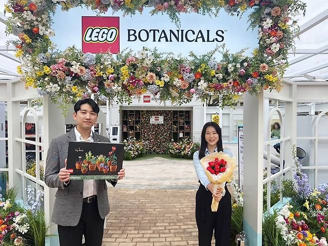 신세계사이먼 여주 프리미엄 아울렛 WEST 명품광장에 마련된 '레고 보태니컬' 팝업스토어. 신세계사이먼 제공