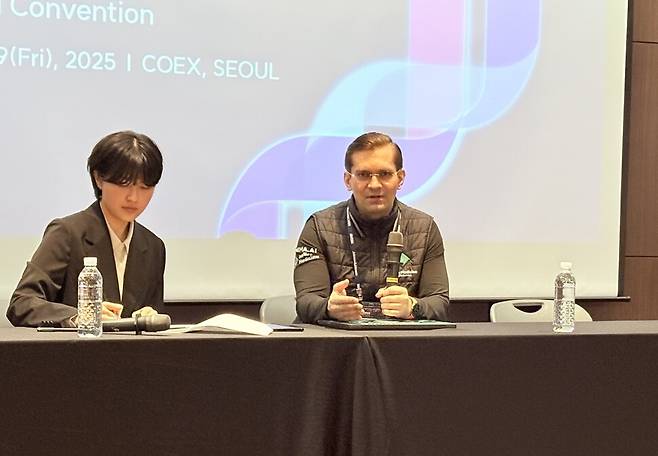 7일 인실리코메디슨의 설립자 알렉스 자보론코프 대표가 바이오코리아 2025 언론 인터뷰 세션에서 발언 중이다. 최지현 기자
