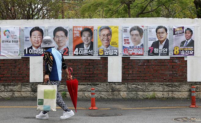 제21대 대통령선거를 19일 앞둔 15일 오후 시민이 광주 동구 전남여자고등학교 담벼락에 붙은 선거 벽보를 바라보고 있다. 김영원 기자 forever@hani.co.kr