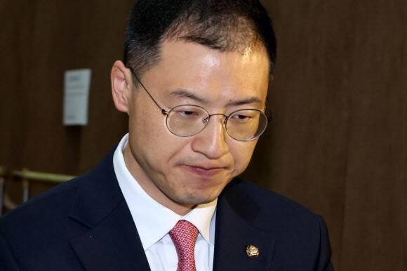 국민의힘을 탈당한 무소속 김상욱 의원이 15일 서울 여의도 국회 소통관에서 더불어민주당 이재명 대선 후보에 대한 지지를 선언을 하기 위해 발언대로 향하고 있다. 연합뉴스