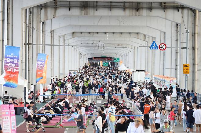 ‘차 없는 잠수교 뚜벅뚜벅 축제’가 열리는 잠수교. 서울시 제공