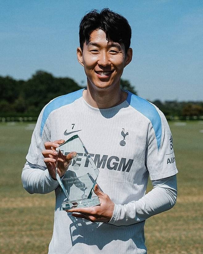 토트넘 서포터즈가 선정한 올 시즌의 골을 수상한 손흥민. 구단 사회관계망서비스(SNS) 갈무리