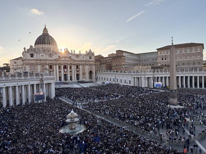 지난 8일(현지시각) 가톨릭 신자들이 새 교황을 보기 위해 바티칸 성 베드로 광장에 모여 있다. 로이터 연합뉴스