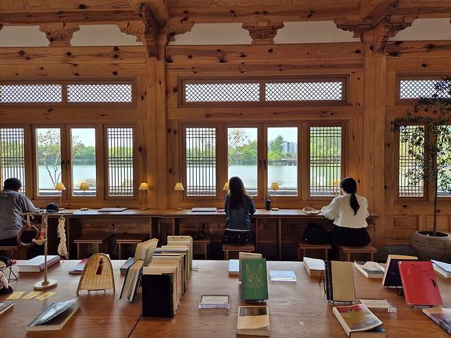전주 덕진공원 연화정 도서관에는 창밖으로 호수의 풍경이 그대로 드러난다.