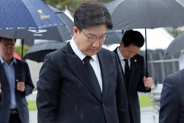 5·18민주화운동 45주년을 이틀 앞둔 16일 권성동 국민의힘 원내대표가 광주 북구 운정동 국립5·18민주묘지에서 묵념하고 있다. 연합뉴스