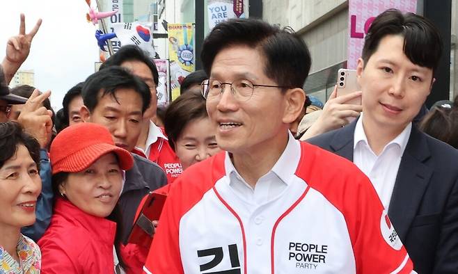 국민의힘 김문수 대선 후보가 16일 충남 천안시 신세계백화점 앞에서 지지자들과 인사하고 있다. 공동취재사진