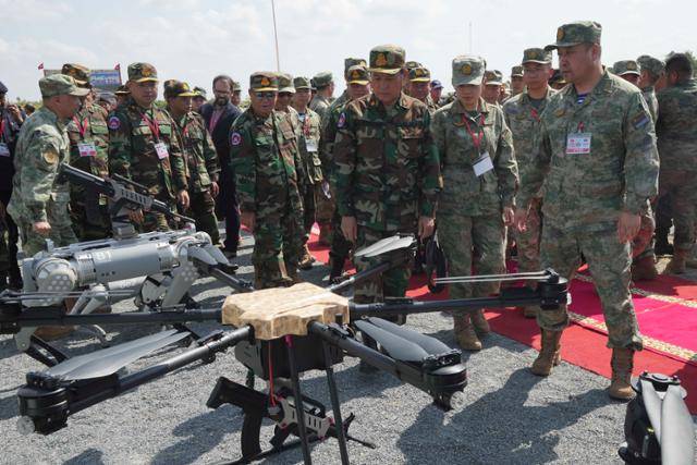 지난해 5월 캄보디아 프놈펜 북부 캄퐁치낭주에서 중국과 캄보디아군이 훈련에 사용될 무기를 바라보고 있다. 캄퐁치낭=AP 연합뉴스