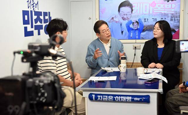 이재명 더불어민주당 대선 후보가 15일 경남 하동군 화개장터를 방문해 대형버스 안에 마련된 방송스튜디오에서 유튜브 방송을 진행하고 있다. 하동=고영권 기자