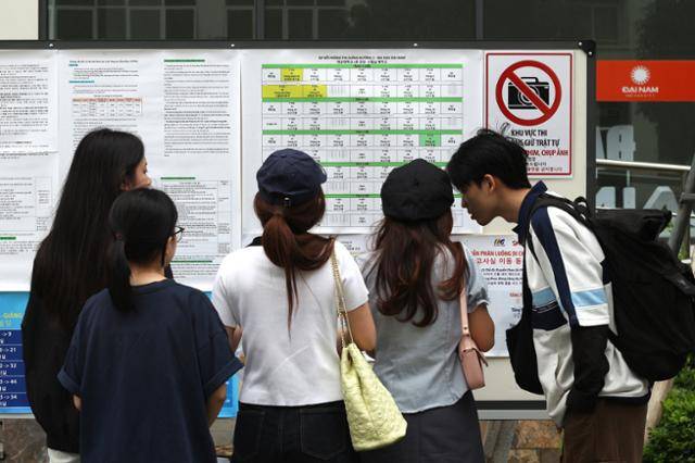 11일 베트남 하노이 다이남대 한국어능력시험(TOPIK·토픽) 시험장에서 응시자들이 고사장을 확인하고 있다. 하노이=허경주 특파원