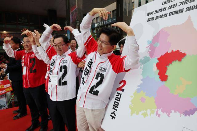 김문수 국민의힘 대선 후보가 16일 충북 청주 올리브영 청주타운 앞에서 집중 유세 도중 충북 지역 발전을 약속하며 머리 위로 하트를 그려 보이고 있다. 청주=공동취재사진 연합뉴스