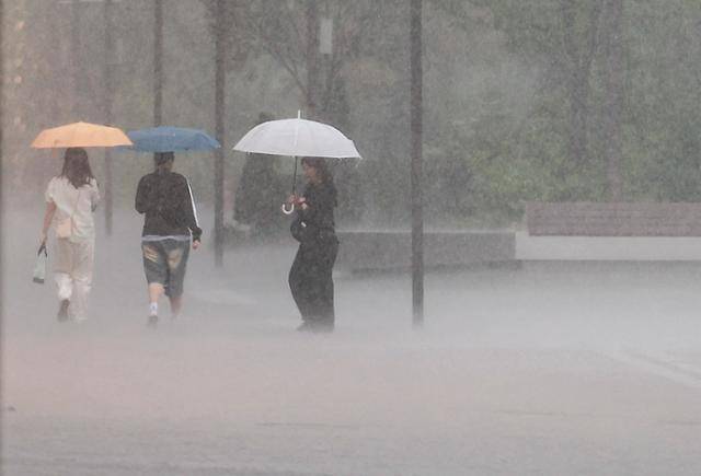 16일 서울 종로구 광화문광장에 폭우가 쏟아지고 있다. 뉴시스