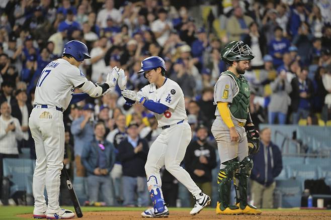 <yonhap photo-5110=""> Los Angeles Dodgers' Shohei Ohtani (17), and Hyeseong Kim (6) celebrate Kim's first career home run as Oakland Athletics catcher Shea Langeliers, right, stands by the plate in the fifth inning of a baseball game, Wednesday, May 14, 2025, in Los Angeles. (AP Photo/Jayne Kamin-Oncea)/2025-05-15 12:35:55/ <저작권자 ⓒ 1980-2025 ㈜연합뉴스. 무단 전재 재배포 금지, AI 학습 및 활용 금지></yonhap>