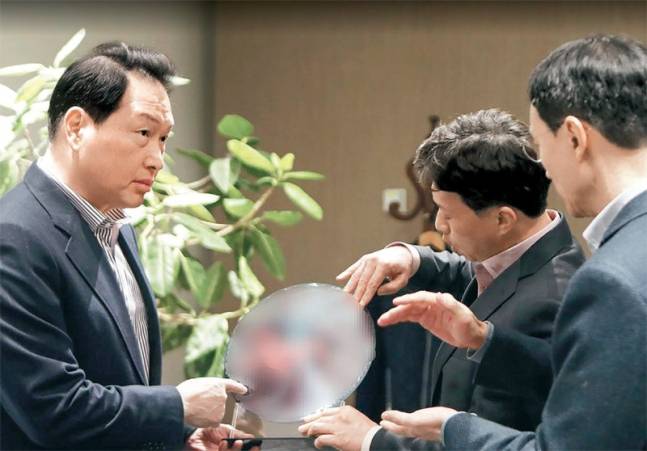 최태원 SK 회장이 SK하이닉스 이천캠퍼스를 찾아 HBM 현황을 점검하고 있다. SK 제공