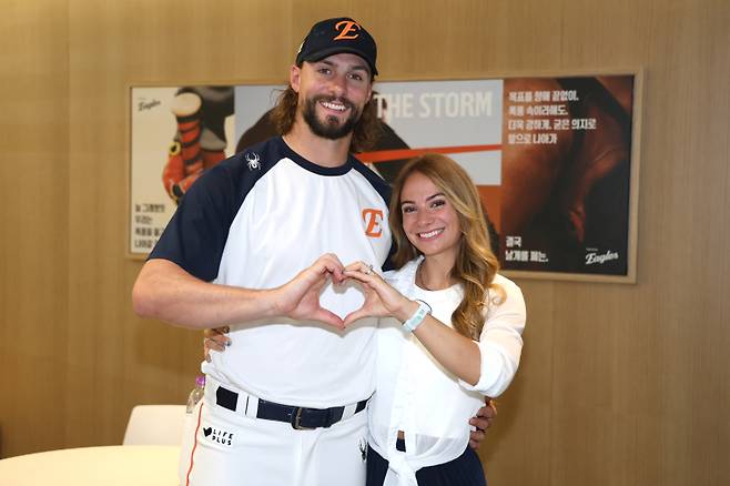 와이스 부부는 한국 문화와 역사에 대한 관심이 깊다. 헤일리는 "이곳은 내 고향 같다"고 했다. 한화 제공
