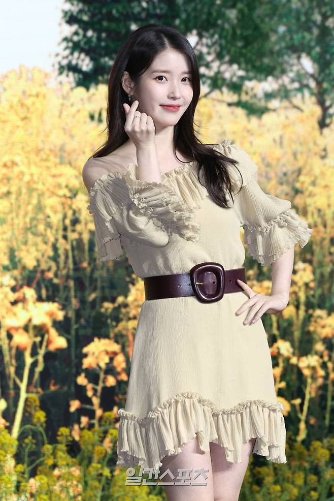 가수 겸 배우 아이유가 5일 오전 서울 영등포구 콘래드 호텔에서 열린 넷플릭스 ‘폭싹 속았수다’ 제작발표회에 참석해 포토타임을 갖고 있다. ‘폭싹 속았수다’는 제주에서 태어난 요망진 반항아 애순이와 팔불출 무쇠 관식이의 모험 가득한 일생을 사계절로 풀어낸 넷플릭스 시리즈. 오는 7일 공개. 서병수 기자 qudtn@edaily.co.kr /2025.03.05/