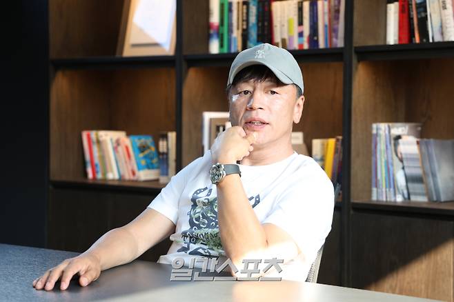 김용화 블라드스튜디오 대표가 26일 오후 서울 강남구 블라드스튜디오에서 진행된 일간스포츠와의 인터뷰에 앞서 포즈를 취하고 있다. 서병수 기자 qudtn@edaily.co.kr /2024.06.26/