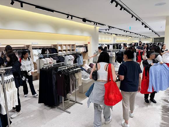 HDC아이파크몰 H&M 리뉴얼 오픈 당일 소비자들로 북적이는 모습. [사진=HDC아이파크몰]