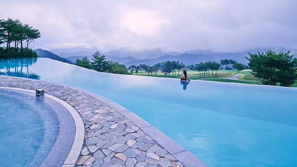 소노펠리체 빌리지 비발디파크 인피니티풀 [사진=소노인터내셔널]