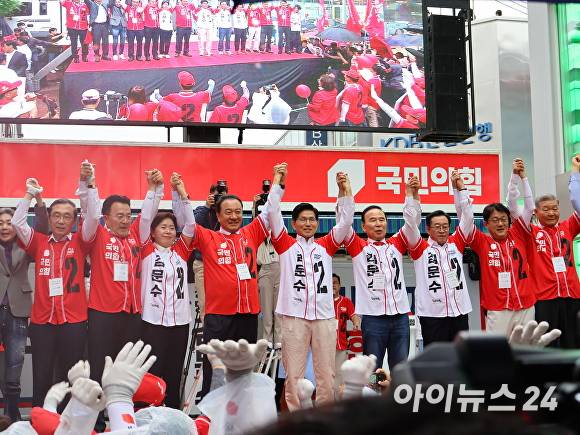 김문수(왼쪽 여섯번째) 국민의힘 대선후보가 16일 청주성안길에서 충북선거대책위원회 관계자들과 만세를 하고 있다. [사진=장예린 기자]