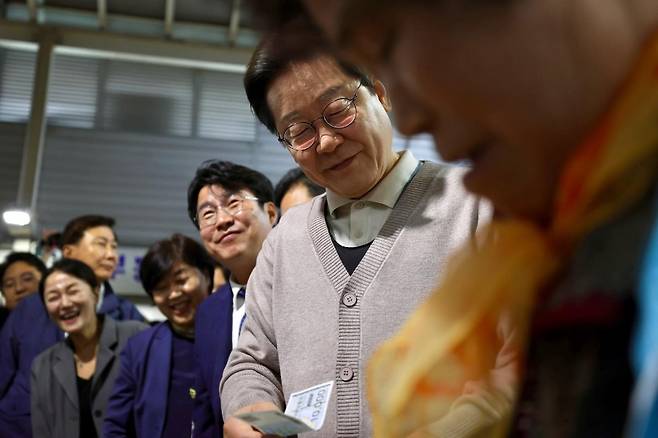 이재명 대선 후보가 9일 경북 영천공설시장을 들러 지역화폐로 식재료 결제를 하는 모습. (본인 페이스북 캡처)