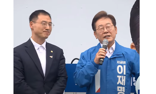 이재명 더불어민주당 대선 후보가 오늘(18일) 전북 익산시 유세 현장에서 김상욱 무소속 의원을 소개하는 모습 (사진, 델리민주 갈무리)