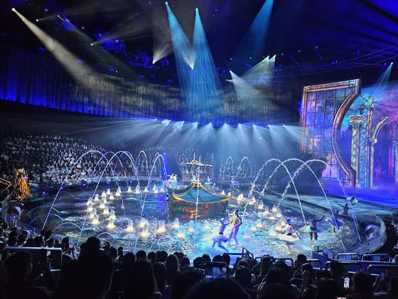 세계 최대 워터 쇼 ‘하우스 오브 댄싱 워터’가 5년 만에 재개했다. 1700만L 규모의 수조 위에서 갖은 곡예를 펼친다.