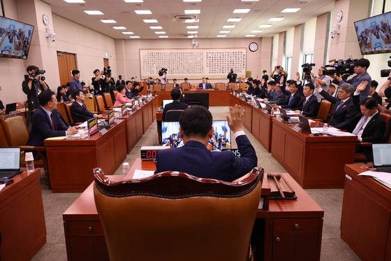 5월 14일 국회 법사위에서 더불어민주당이 국민의힘의 반대에도 불구하고 선거법개정안을 표결로 통과시키고 있다. [연합뉴스]