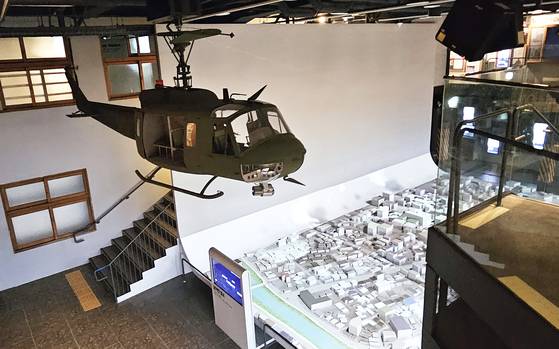 전일빌딩245 10층. 헬기 사격의 현장을 증명하는 전시물이 설치돼 있다.