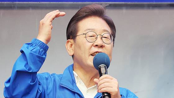 이재명 더불어민주당 대선후보가 15일 전남 순천시 연향동 패션의 거리에서 유세를 하고 있다. 김성룡 기자