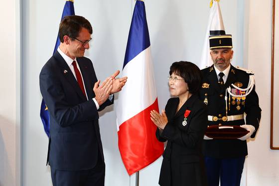 최정화 한국이미지커뮤니케이션연구원(CICI) 이사장(가운데)이 15일 서울 서대문구 주한프랑스대사관에서 필립 베르투(맨 왼쪽) 프랑스대사로부터 레지옹 도뇌르 오피시에 훈장을 받고 박수치고 있다. 김종호 기자