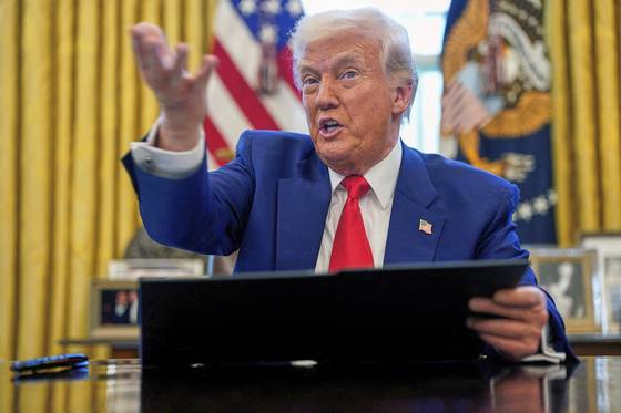 도널드 트럼프 미국 대통령이 지난 4월 9일 워싱턴 DC 백악관 집무실에서 행정명령에 서명하면서 연설하고 있다. AP=연합뉴스