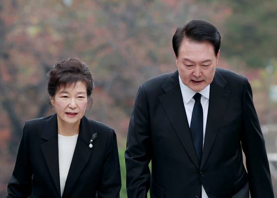 2023년 10월 26일 박정희 전 대통령 서거 제44주기 추도식에 참석한 윤석열 전 대통령(오른쪽)과 박근혜 전 대통령. 연합뉴스