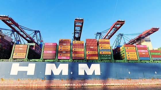 지난 4월 3일 독일 함부르크항의 부르카르트카이(Burchardkai) 선적 터미널에서 HMM 의 스톡홀름호가 선적 작업을 하고 있다. 연합뉴스