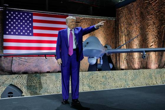 도널드 트럼프 미국 대통령이 15일(현지시간) 카타르 도하의 알 우데이드 공군 기지를 방문해 군사용 드론 앞에서 미군을 상대로 한 연설하고 있다. 로이터=연합뉴스