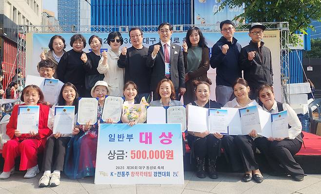 시상식 후 기념촬영하는 학생들과 이희수 학과장